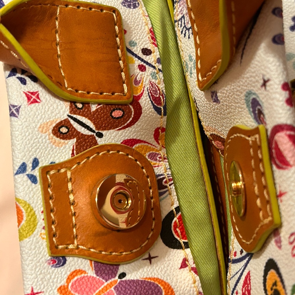 Dooney & Bourke *AP* 2019 EPCOT INTERNATIONAL FLOWER AND GARDEN FESTIVAL - Picture 14 of 16